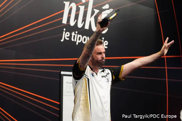 Ross Smith winkt dem Publikum in der Halle zu.