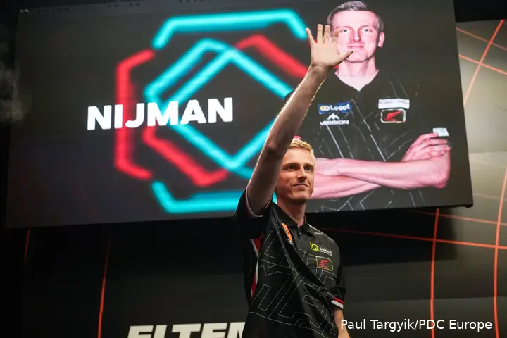 Wessel Nijman winkt dem Publikum in der Halle zu.