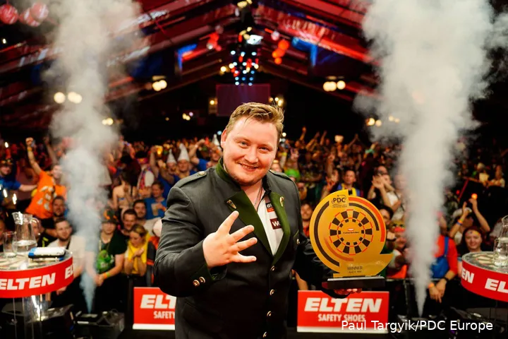 Martin Schindler met zijn "Green jacket" na het winnen van de Austrian Darts Open 2025