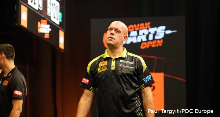 Michael van Gerwen baalt zichtbaar.