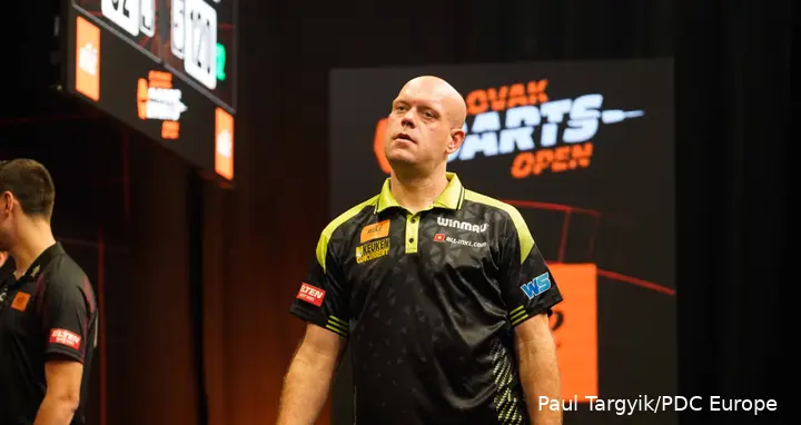 Michael van Gerwen zichtbaar gefrustreerd.