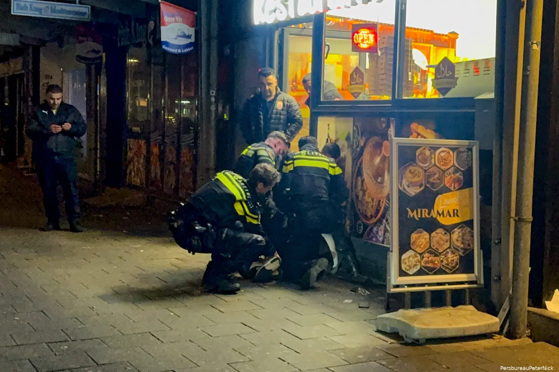man bespuugt agent rotterdam