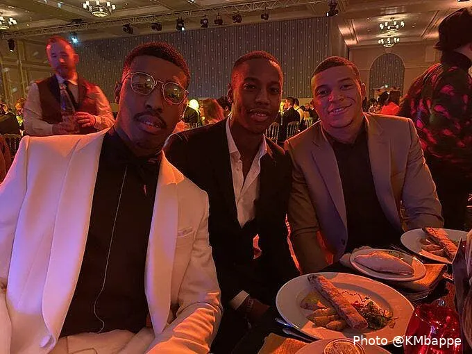 psg mbappe enterre la hache de guerre a l anniversaire de neymar epzelogxkaywcq6277261