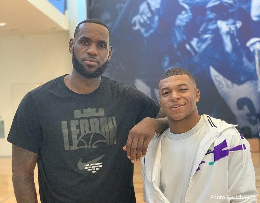 psg mbappe pose avec le bron james d9ht32ywwaexqco256115