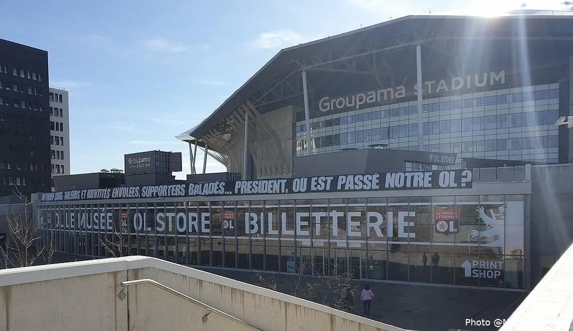 ol jean michel aulas vise par une banderole a lyon erdntirxkaijrtm279071