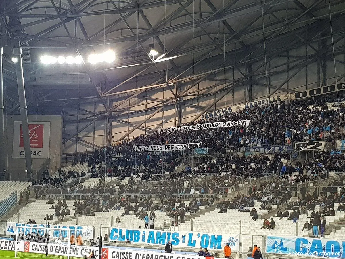 om bronca banderoles le velodrome defonce les siens dw0hgmxwkaeuuux241793