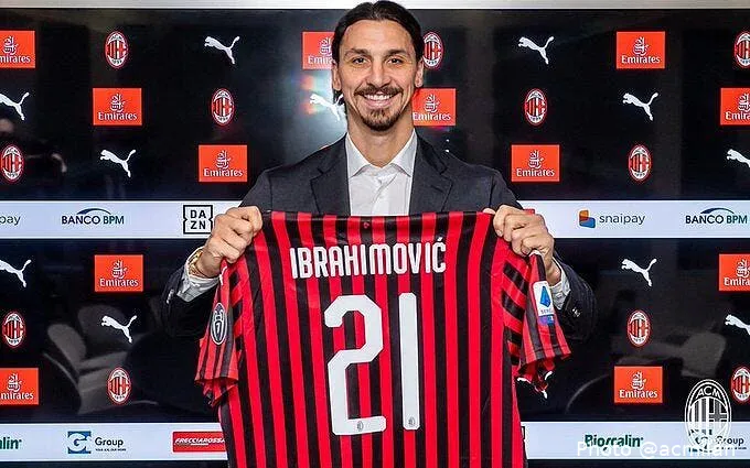 mercato zlatan ibrahimovic avec son nouveau maillot du milan ac ensyyj6xsaexin4274341