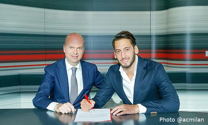 officiel hakan calhanoglu rejoint le milan ac firmacalha185215