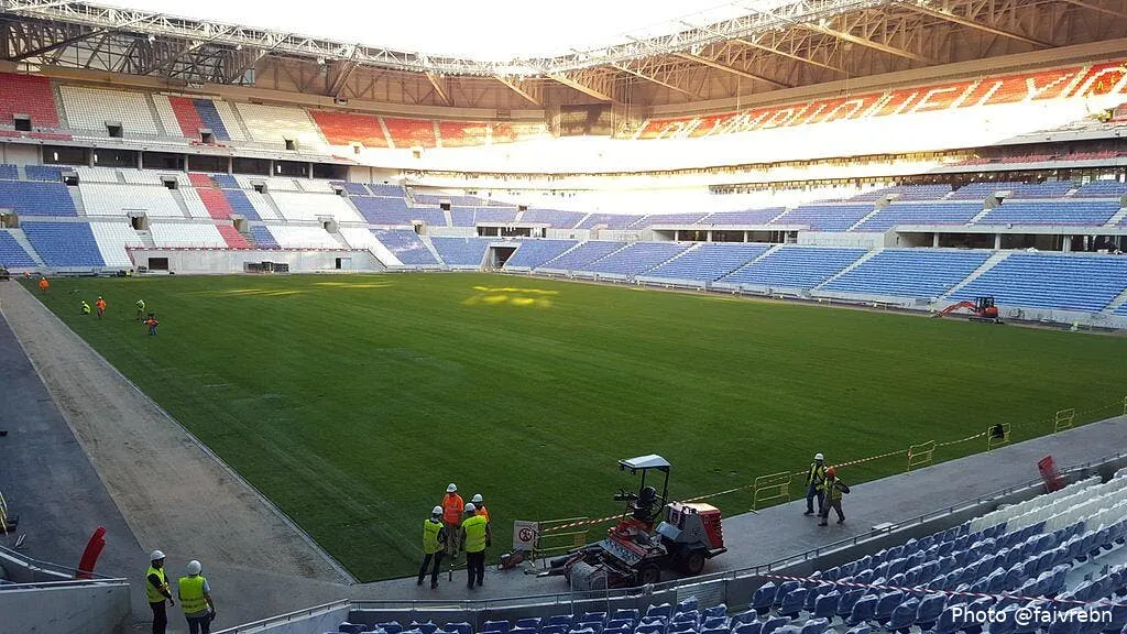 l ol n a eu que des lyonnais pour poser sa pelouse ctixffmxiaah5rq125051