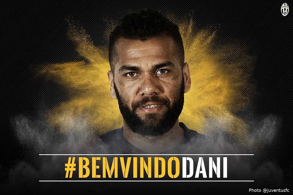 officiel dani alves a la juventus jusqu en 2018 dani alves card147290