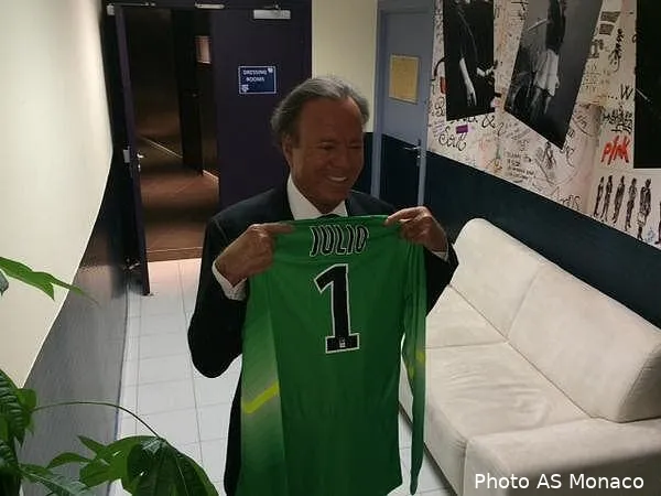julio iglesias un gardien enchanteur pour monaco burid3fccaa03hr89315