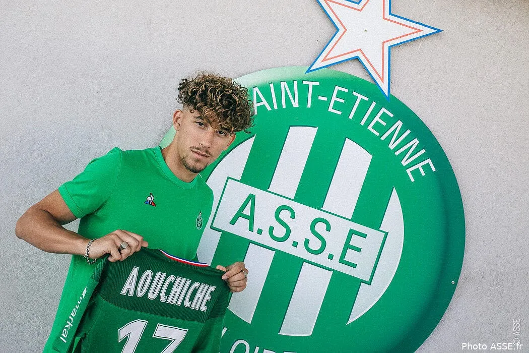 officiel adil aouchiche signe a l as saint etienne c3157e63a8f5f2966bf9038a7c956a07d305359e289711