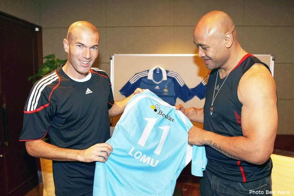 la photo foot du jour quand zidane remet le maillot marseillais a lomu 40893 5955