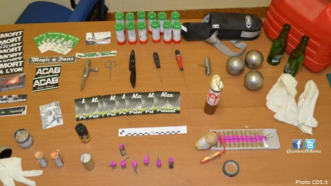 le butin surrealiste des policiers italiens aupres des supporters de l asse butinsupporters122307