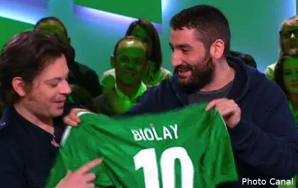 un maillot de l asse c est le beau cadeau de canal a benjamin biolay mouloud achour offre un maillot des verts a benjamin biolay capture d ecran42423