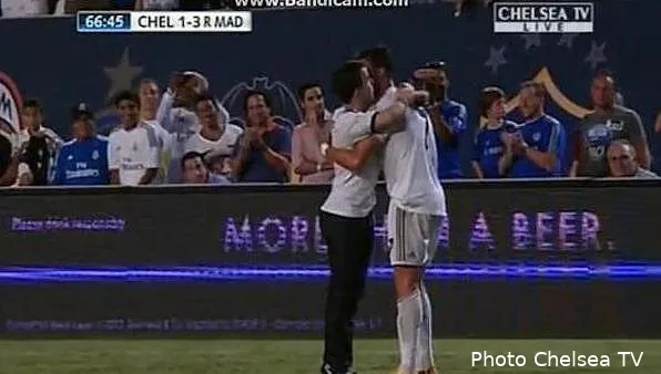 cristiano ronaldo n abandonne pas un supporter dans de sales draps fan interrupts chelsea real madrid match to embrace cristiano ronaldo66653