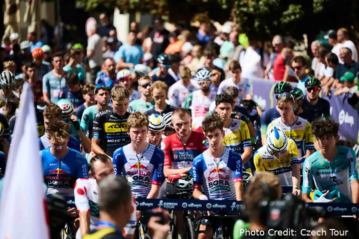 Minuut stilte in het peloton bij de Czech Tour 2026 na het overlijden van Finlay Tarling
