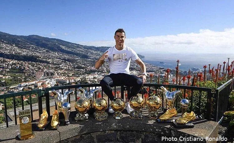 cristiano ronaldo vous la montre elle est enorme sa collection de trophees dshyywawsaa8klh205267