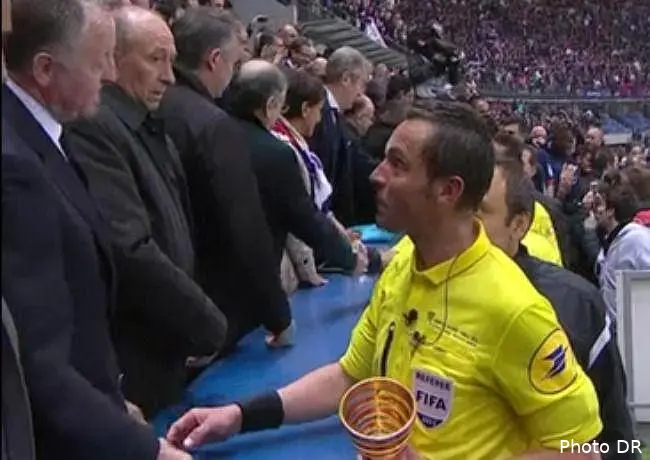 aulas suspendu pour refus de serrer la main et hochement de tete video quand aulas dit ses verites face a lannoy 4115 jma qui refuse de serrer la main de 650x0 1 8120585165