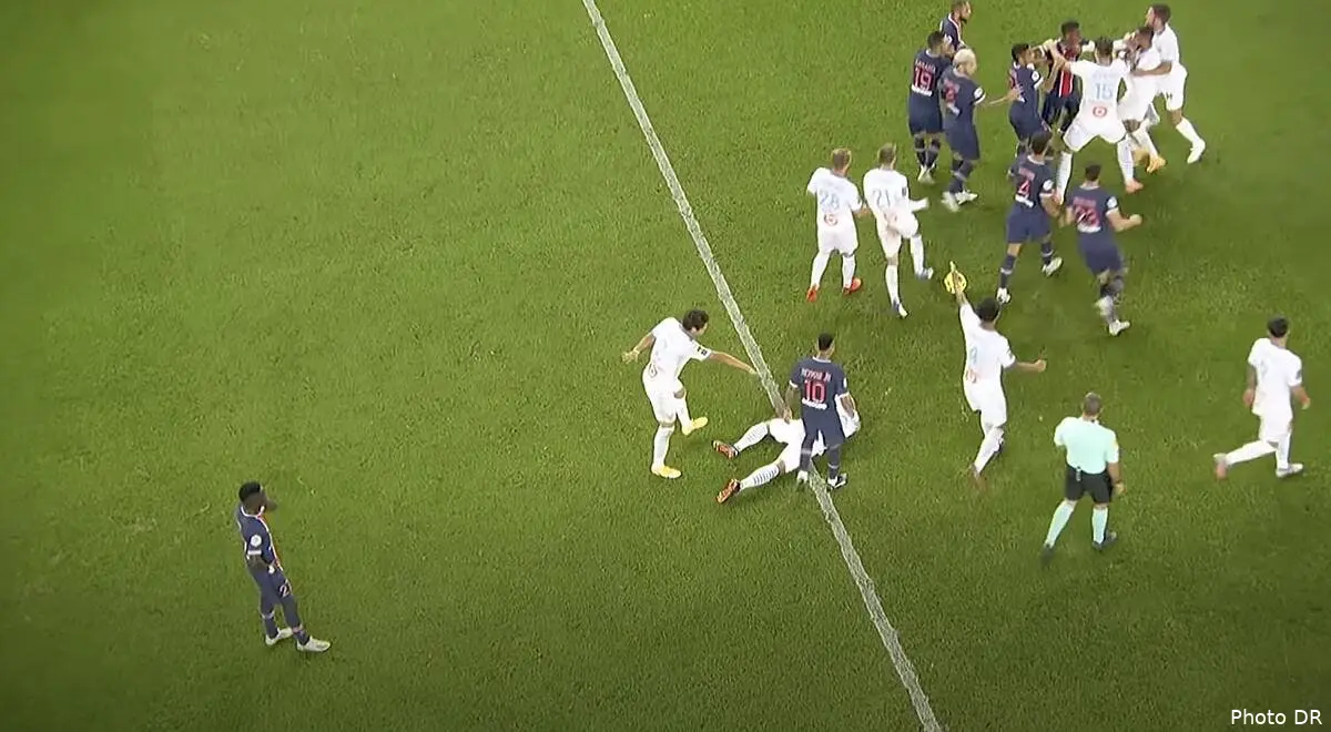 la bagarre de psg om un joueur de mu explose de rire gueye2294383