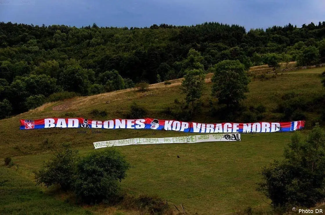 ol asse embrouille entre supporters sur fond de bache volee ou pas dhjquezxcaaqrf9190097