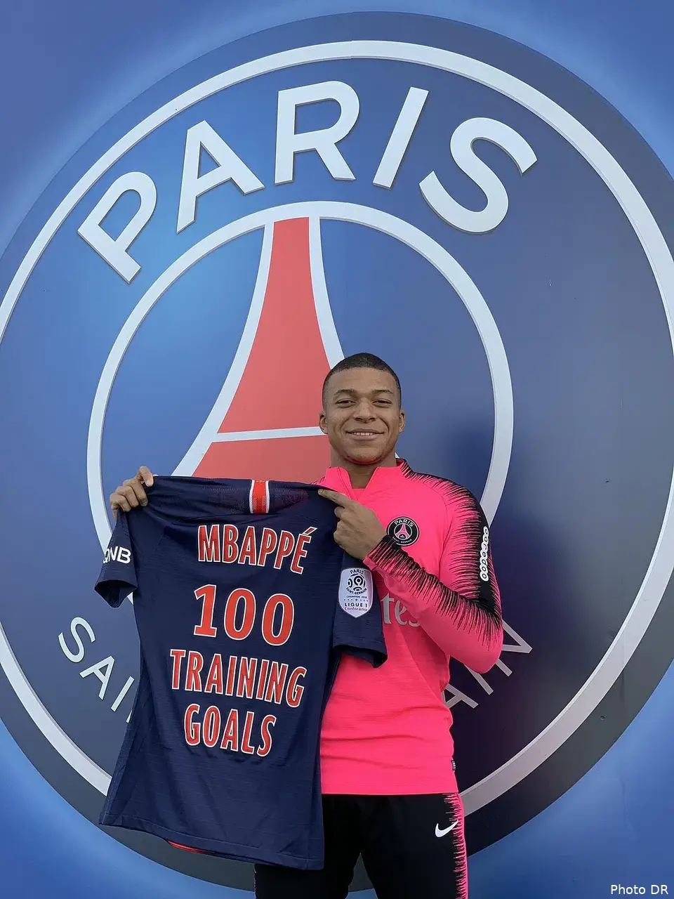 psg kylian mbappe se chambre tout seul avec ses 100 buts dziyvuvxcaa0kc9245207