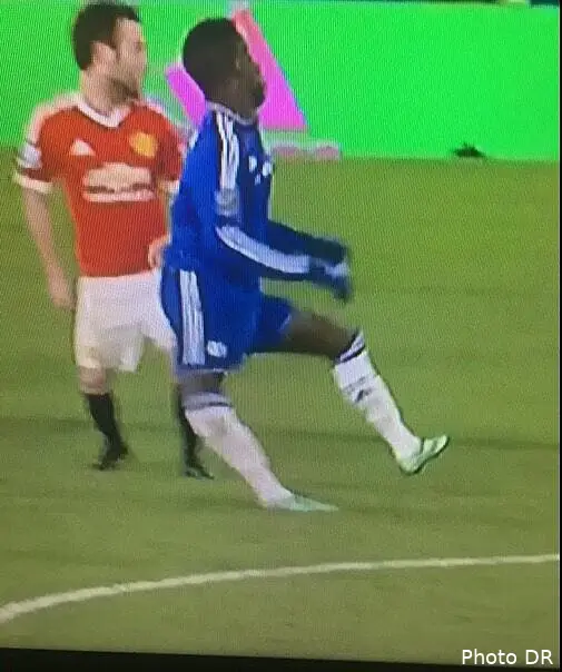 terrible blessure pour zouma lors de chelsea mu video zouma132913
