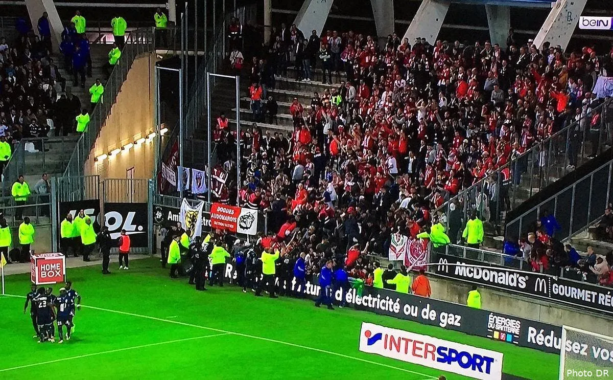 amiens losc arrete une barriere s ecroule des supporters lillois blesses dk c8yewaaau3hn195079