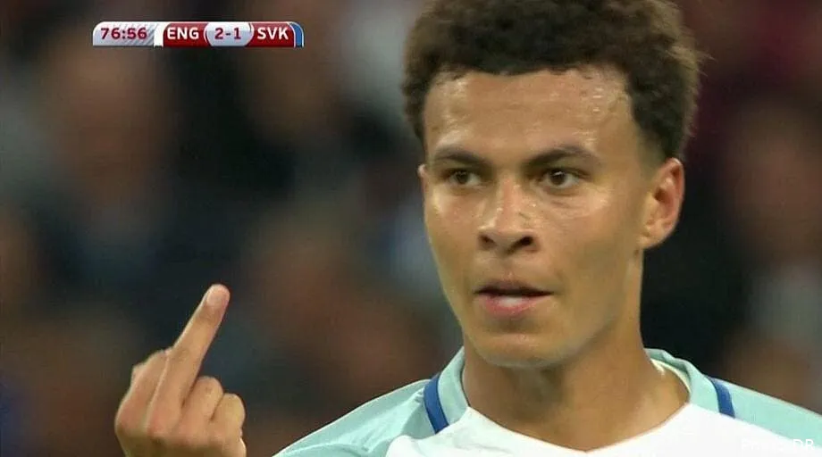ang dele alli dement avoir fait un doigt d honneur a clement turpin dele alli finger1192221
