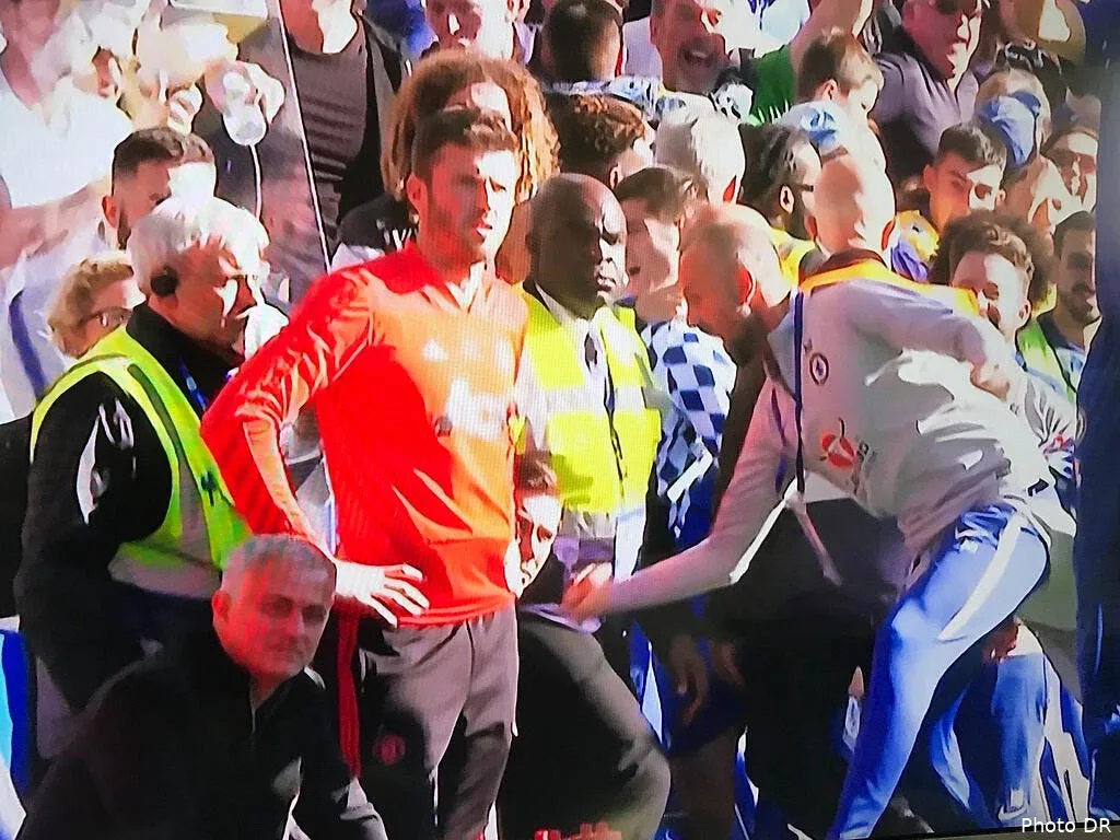 ang mourinho a deux doigts d en coller une a l adjoint de sarri mourinho233751