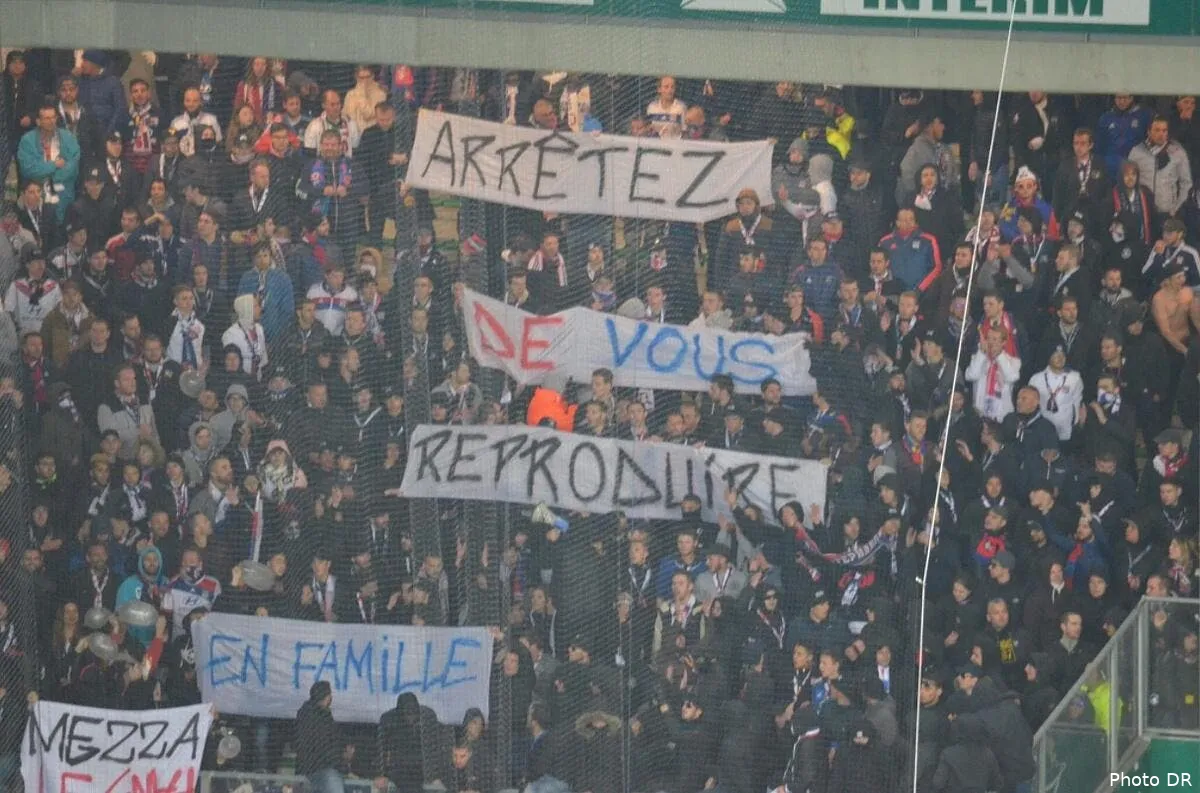 asse ol les banderoles peu glorieuses des supporters des deux camps asseol198927