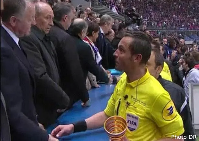 aulas seulement puni un match les arbitres grognent aulas suspendu pour refus de serrer la main et hochement de tete video quand aulas dit ses verites face a lannoy 4115 jma qui refuse de serrer la main de 650x0 1 81205 8516585429