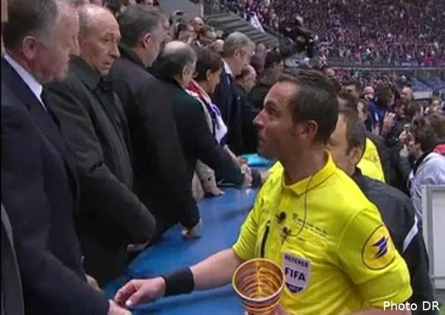 aulas suspendu pour refus de serrer la main et hochement de tete video quand aulas dit ses verites face a lannoy 4115 jma qui refuse de serrer la main de 650x0 1 8120585165