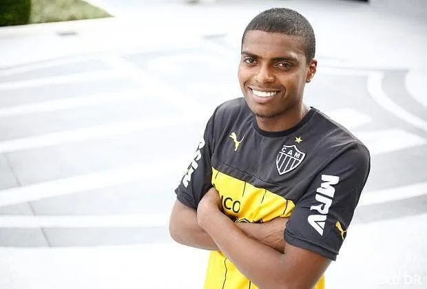 cacapa demande a l ol de s activer pour un bresilien jemerson un defenseur bresilien proche a l ol image 115387120323