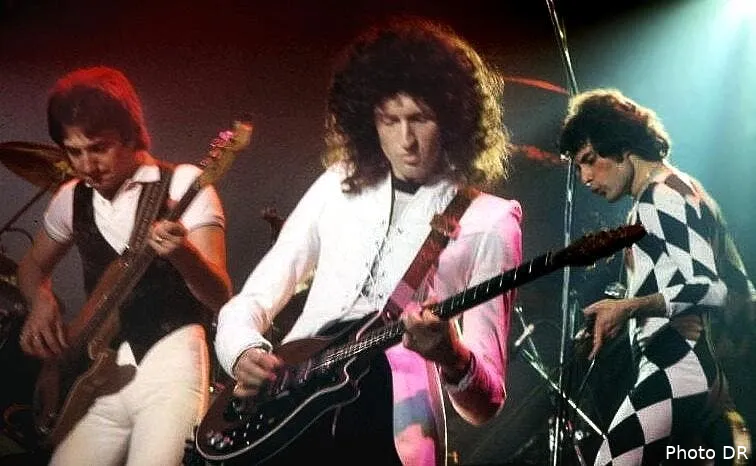 l enorme reprise de bohemians rhapsody version premier league queenperforming1977164276