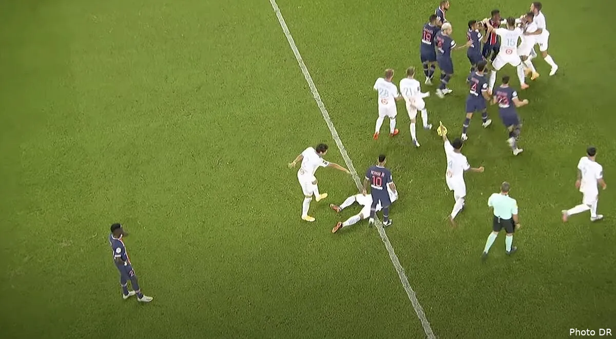 la bagarre de psg om un joueur de mu explose de rire gueye2294383