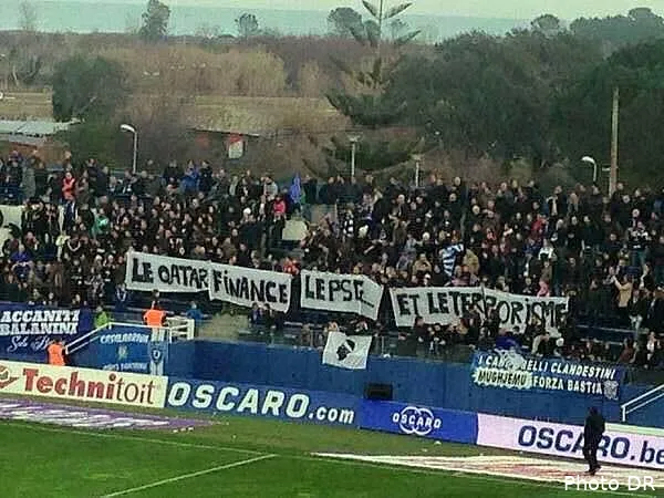 la banderole corse qui mele le psg au terrorisme banderole101283