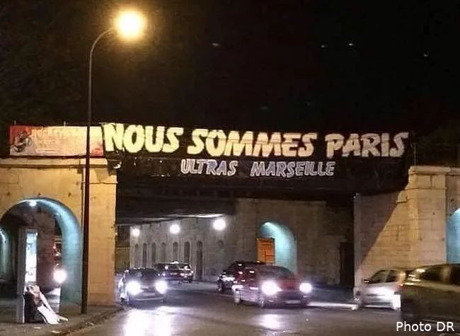 la banderole des ultras de l om dechiree photo la bache nous sommes paris des ultras de l om omparis 125641125701