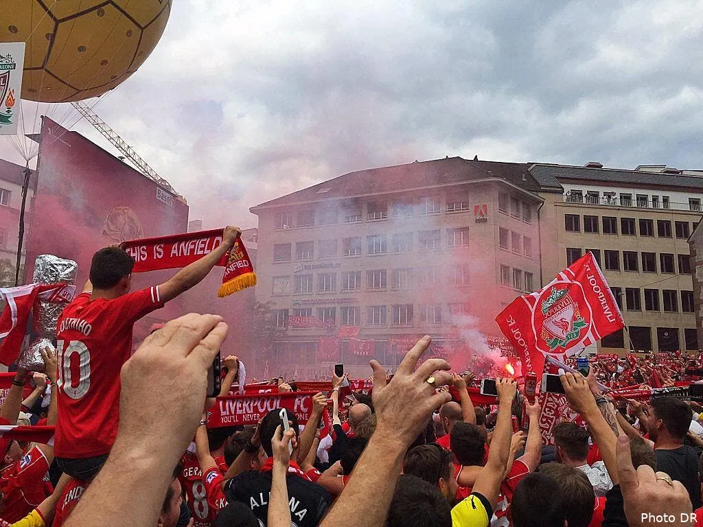 les fans de liverpool lancent un enorme you ll never walk alone en suisse civrizrwgae cle143374