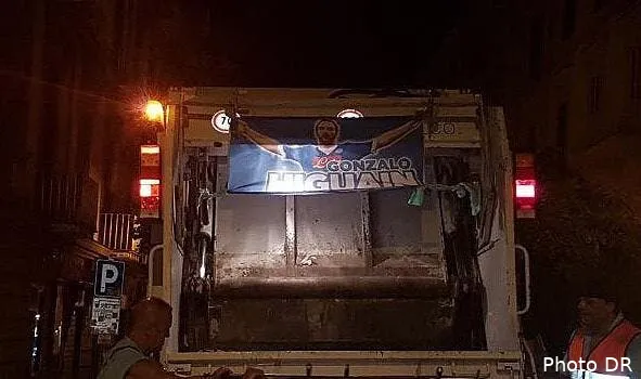 naples maillots brules affiches decoupees le depart d higuain rend fou higuain149894