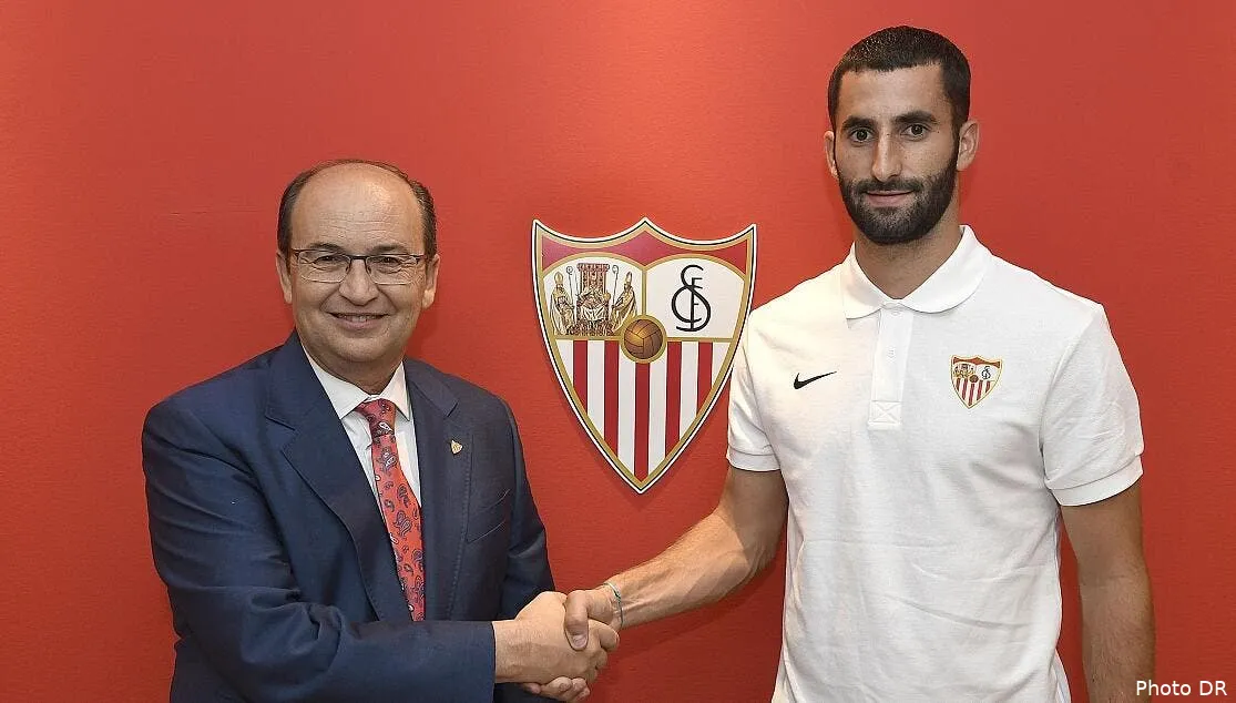 officiel maxime gonalons prete au fc seville 08202018 firma gonalons 11 0228215
