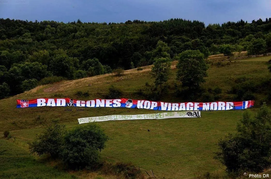 ol asse embrouille entre supporters sur fond de bache volee ou pas dhjquezxcaaqrf9190097