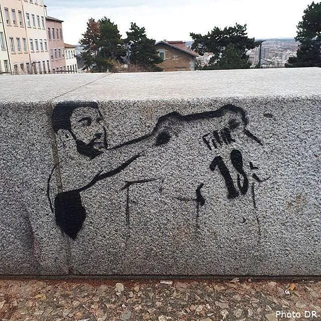ol asse la celebration de fekir s affiche sur les murs de lyon fe kir204771