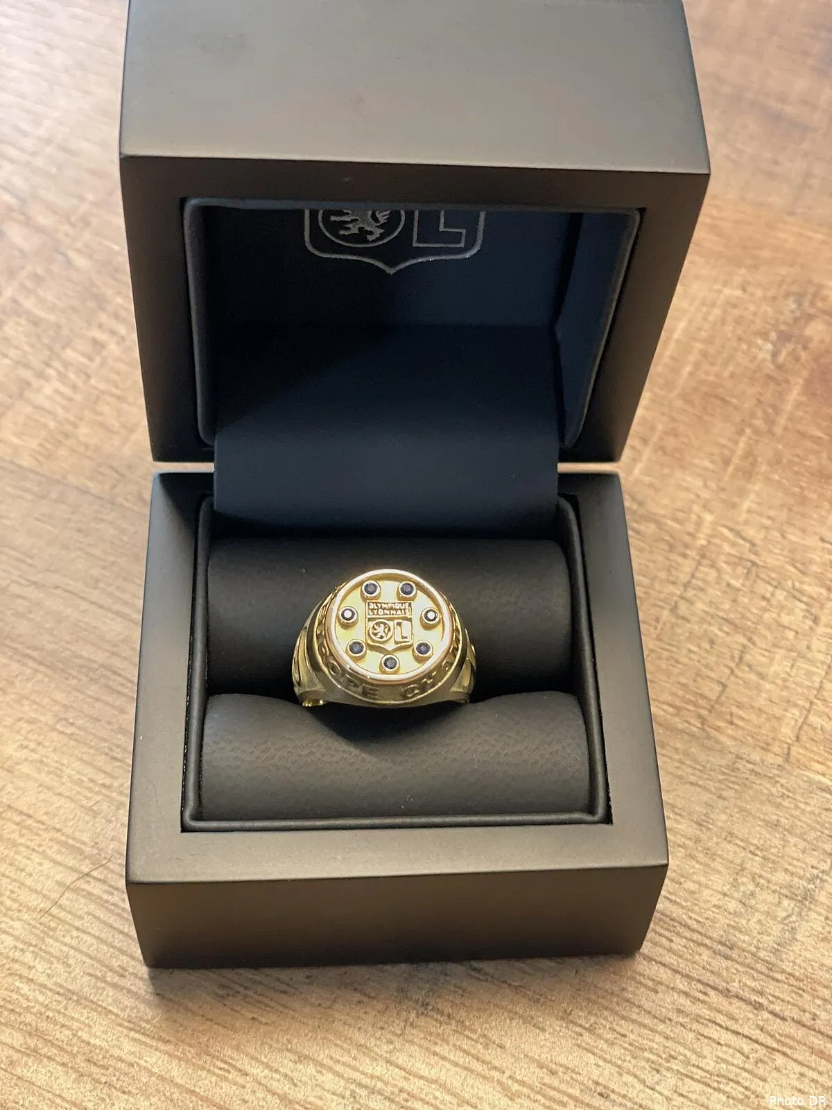 ol aulas offre une bague version nba a son equipe feminine erdozz1xuaevkcl 303479