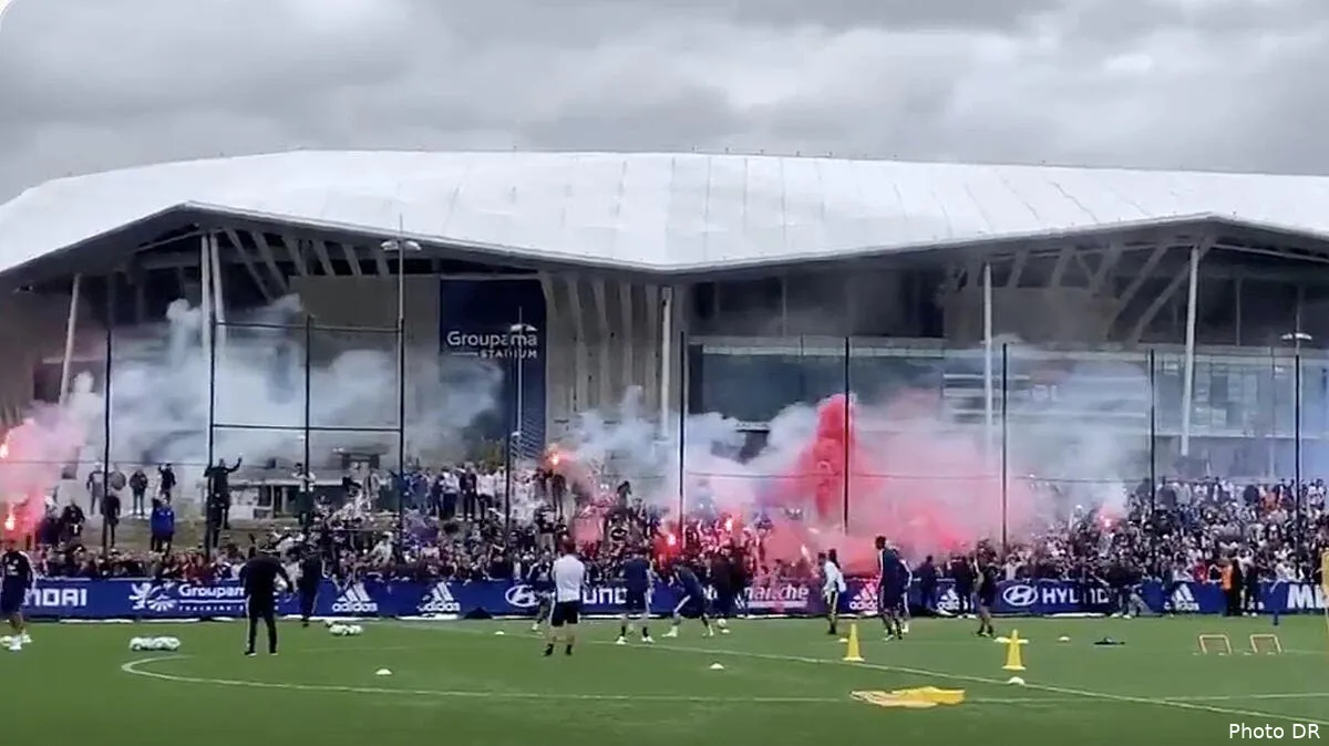 ol le feu au dernier entrainement de lyon avant le derby supporters lyon266425