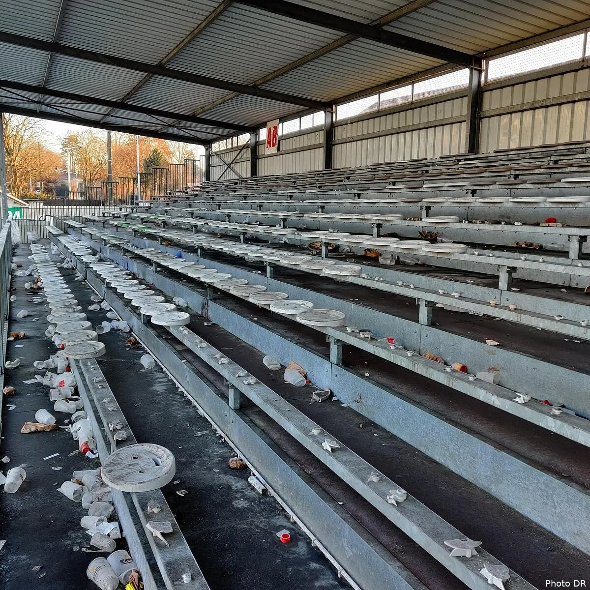 ol les supporters ont eclate la tribune ca hurle a bourg en bresse enlxw5oxsae1z3t274635
