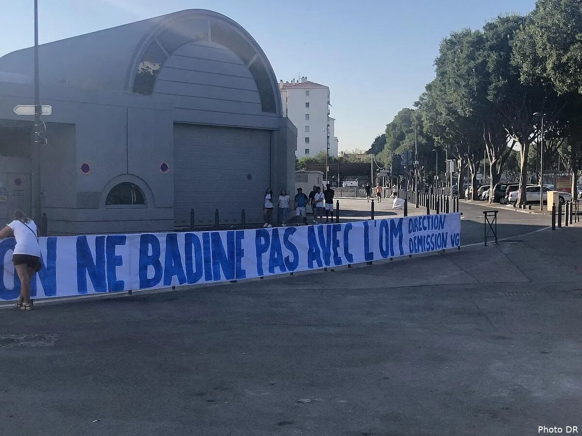 om des banderoles anti eyraud fleurissent a marseille eczgh0uwwaaezmr262443