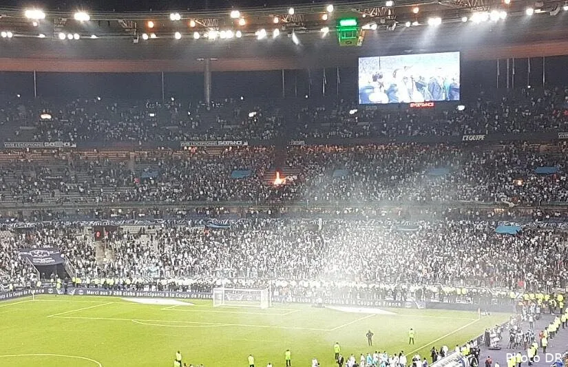 om les supporters allument un feu au stade de france stade de france143672