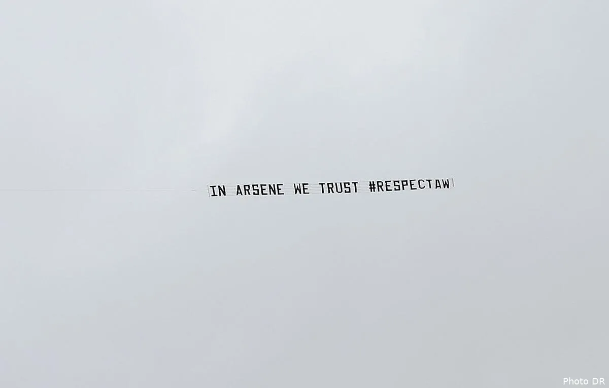 photo et un autre avion pour soutenir wenger c7m6ikrxwaebyj9174122