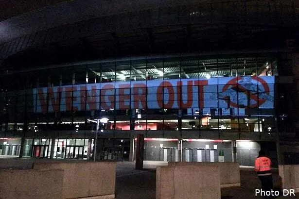 pl wenger out affiche sur l emirates stadium wenger out lights up london highburys east stand and the emirates178278